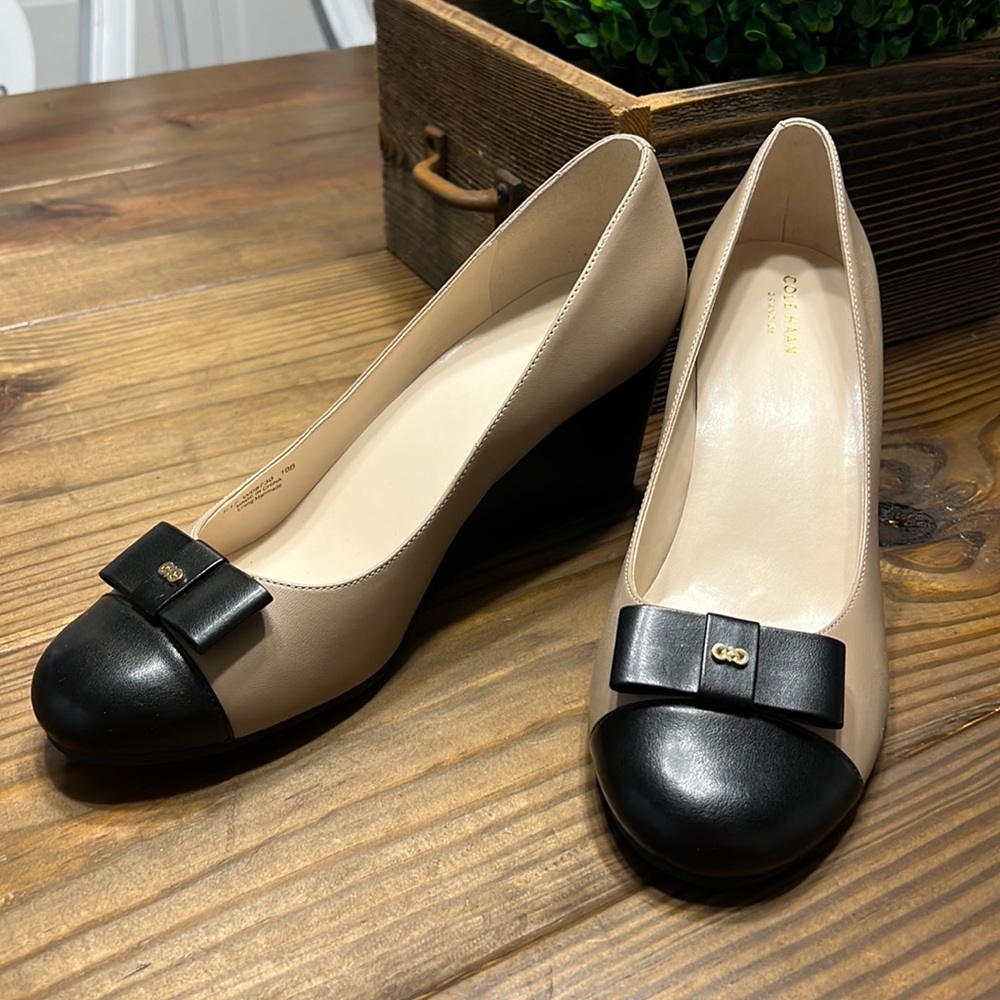 Cole Haan wedges with bow on front GORGEOUS leather shoe size 10B